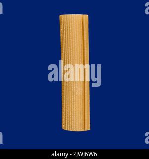 Gros plan sur les pâtes rigatoni crues sur fond bleu Banque D'Images