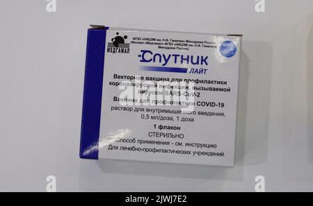 19 décembre 2021, Sotchi, Russie, Un paquet avec une dose du vaccin Spoutnik Light COVID-19 coronavirus (Gam-COVID-Vac). Banque D'Images