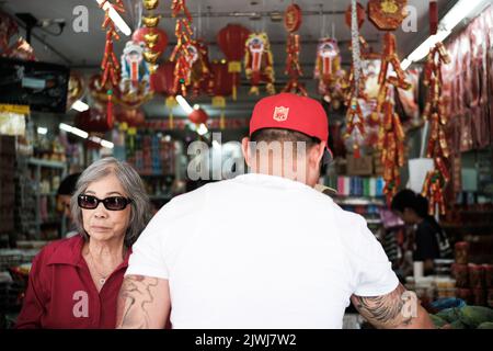 Décorations du nouvel an lunaire (pétards et lanternes rouges) à vendre à un épicier asiatique de Cabramatta — Sydney, Australie Banque D'Images