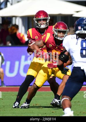 3 septembre 2022 Los Angeles, CA.USC Trojans Quarterback dans son premier match en tant que membre de l'équipe de football de Trojans (13) Caleb Williams, Et de retour (6) Austin Jones en action pendant le premier trimestre, au NCAA football jeu entre les chevaux de Troie USC et les Rice Owls au Coliseum à Los Angeles, Californie. (Photographe complet absolu et crédit d'entreprise : Jose Marin/MarinMedia.org/Cal Sport Media (Network Television, veuillez contacter votre représentant commercial pour l'utilisation de la télévision). (L'utilisation du téléviseur doit brûler « MarinMedia » dans le coin supérieur droit de l'écran pour l'utiliser sur le Banque D'Images