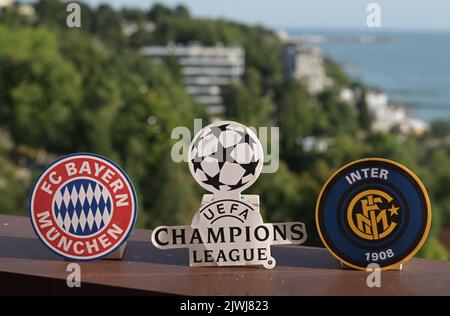 26 août 2022, Sotchi, Russie. Emblèmes des clubs de football participant à la phase de groupe de l'UEFA Champions League Inter Milan et FC Bayern Banque D'Images