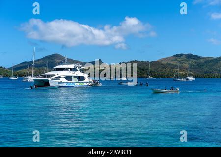 Le ferry entre îles Yasawa Flyer dépose les passagers au Nanuya Island Resort. Fidji Banque D'Images