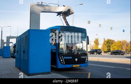 12 octobre 2021, Moscou, Russie. Un bus électrique à un point de recharge dans une rue de la capitale russe. Banque D'Images