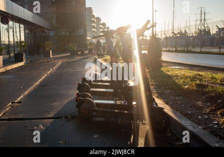 10 décembre 2021, Sotchi, Russie. Garez les scooters électriques au soleil. Banque D'Images