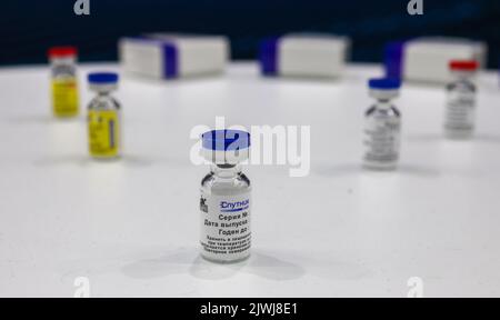 19 décembre 2021, Sotchi, Russie, ampoule avec une dose du vaccin contre le coronavirus Spoutnik Light COVID-19 (Gam-COVID-Vac). Banque D'Images