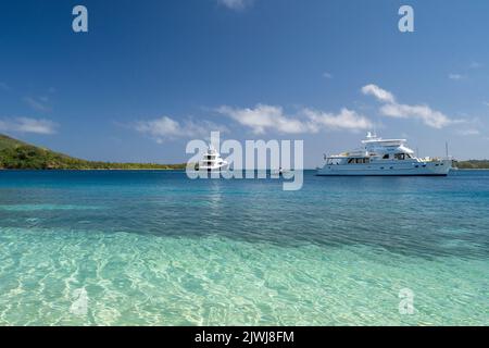 Yacht et croiseurs ancrés au Blue Lagoon au large de l'île de Nanuya, Yasawa Group, Fidji Banque D'Images