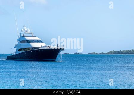 Yacht et croiseurs ancrés au Blue Lagoon au large de l'île de Nanuya, Yasawa Group, Fidji Banque D'Images