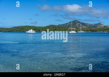 Yacht et croiseurs ancrés au Blue Lagoon au large de l'île de Nanuya, Yasawa Group, Fidji Banque D'Images