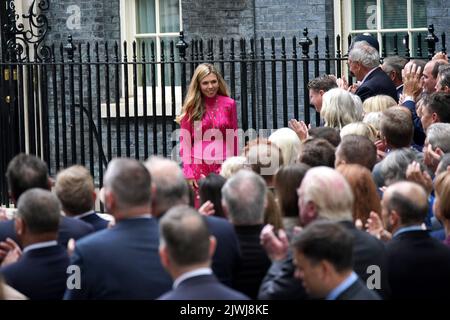 L'épouse du Premier ministre Boris Johnson, Carrie Johnson, est applaudie par les adeptes avant le discours de Boris à Downing Street, Londres. M. Johnson se rendra maintenant à Balmoral pour un auditoire avec la reine Elizabeth II pour démissionner officiellement du poste de Premier ministre. Date de la photo: Mardi 6 septembre 2022. Banque D'Images