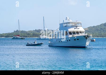 Yacht et croiseurs ancrés au Blue Lagoon au large de l'île de Nanuya, Yasawa Group, Fidji Banque D'Images