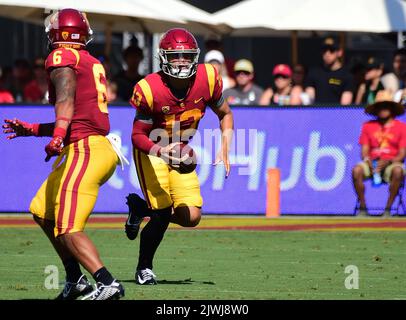 3 septembre 2022 Los Angeles, CA.USC Trojans Quarterback dans son premier match en tant que membre de l'équipe de football de Trojans (13) Caleb Williams, Et de retour (6) Austin Jones en action pendant le premier trimestre, au NCAA football jeu entre les chevaux de Troie USC et les Rice Owls au Coliseum à Los Angeles, Californie. (Photographe complet absolu et crédit d'entreprise : Jose Marin/MarinMedia.org/Cal Sport Media (Network Television, veuillez contacter votre représentant commercial pour l'utilisation de la télévision). (L'utilisation du téléviseur doit brûler « MarinMedia » dans le coin supérieur droit de l'écran pour l'utiliser sur le Banque D'Images