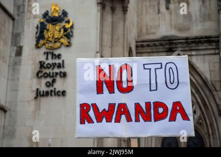 Manifestation devant les cours royales de justice de Strand, Londres, au cours d'une affaire judiciaire visant à empêcher les vols d'expulsion des demandeurs d'asile vers le Rwanda Banque D'Images