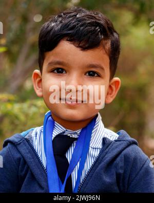 beau garçon d'école indien beau en gros portraits en uniforme Banque D'Images