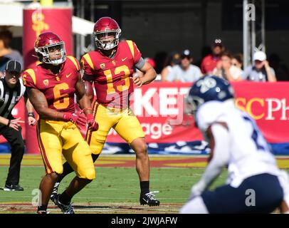 3 septembre 2022 Los Angeles, CA.USC Trojans Quarterback dans son premier match en tant que membre de l'équipe de football de Trojans (13) Caleb Williams, Et de retour (6) Austin Jones en action pendant le premier trimestre, au NCAA football jeu entre les chevaux de Troie USC et les Rice Owls au Coliseum à Los Angeles, Californie. (Photographe complet absolu et crédit d'entreprise : Jose Marin/MarinMedia.org/Cal Sport Media (Network Television, veuillez contacter votre représentant commercial pour l'utilisation de la télévision). (L'utilisation du téléviseur doit brûler « MarinMedia » dans le coin supérieur droit de l'écran pour l'utiliser sur le Banque D'Images