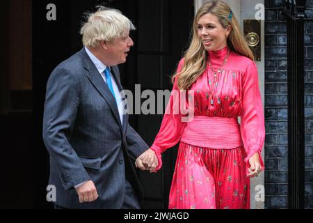 Londres, Royaume-Uni, 06th septembre 2022. Boris et Carrie Johnson. Boris Johnson, Premier ministre britannique sortant, prononce un discours d’adieu à l’extérieur du 10 Downing Street à Westminster le dernier matin de son mandat, puis remercie son personnel, ses collègues et sa femme Carrie avant de quitter Downing Street pour la dernière fois et de se rendre à Balmoral pour son audience avec la Reine. Credit: Imagetraceur/Alamy Live News Banque D'Images