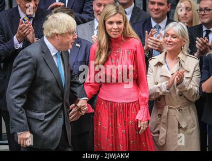 Londres, Royaume-Uni, 06th septembre 2022. Boris Johnson, PM, et Carrie Johnson, femme de Boris Johnson, en robe longue flottante de marque britannique Hamur. Boris Johnson, Premier ministre britannique sortant, prononce un discours d’adieu à l’extérieur du 10 Downing Street à Westminster le dernier matin de son mandat, puis remercie son personnel, ses collègues et sa femme Carrie avant de quitter Downing Street pour la dernière fois et de se rendre à Balmoral pour son audience avec la Reine. Credit: Imagetraceur/Alamy Live News Banque D'Images