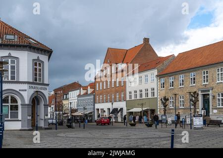 Bâtiments colorés typiques avec des toits en pente caractéristiques de l'architecture danoise. Assens, Danemark, Europe Banque D'Images