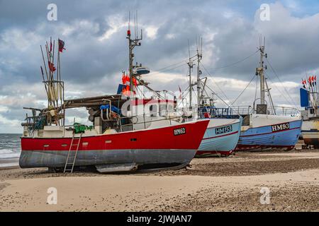 Les bateaux de pêche ont tiré à terre en attendant la tempête. Dans le petit village de pêcheurs de Thorupstrand, la pêche durable est pratiquée. Jammerbugt, Danemark Banque D'Images