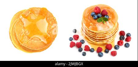 Pile de crêpes avec différents fruits rouges et de miel isolé sur fond blanc Banque D'Images