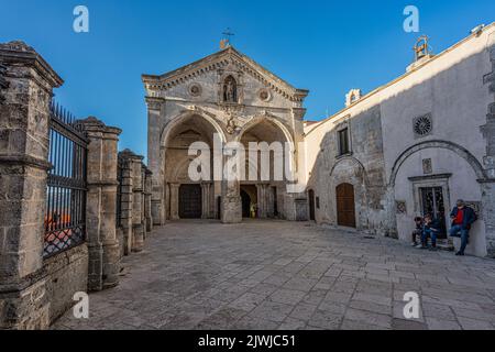 Façade du Sanctuaire de San Michele Arcangelo à Monte Sant'Angelo sul Gargano à Puglia. Monte Sant'Angelo, Gargano, province de Foggia, Pouilles Banque D'Images