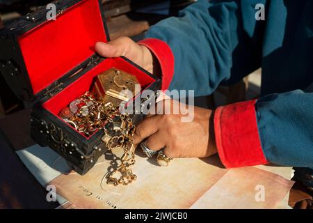 Italie, Lombardie, reconstitution historique, cas de bijoux de mains ouvertes de l'homme Banque D'Images