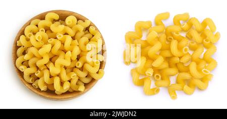 pâtes brutes cavatapapi dans un bol en bois isolé sur fond blanc avec une profondeur de champ totale. Vue de dessus. Pose à plat Banque D'Images