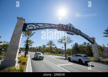 Vista, Californie, Etats-Unis - 13 février 2022: Après-midi lumière du soleil brille sur le centre-ville de bienvenue arc de Vista. Banque D'Images