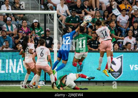 Le gardien de but du Mexique Itzel Gonzalez (12) détourne un coup de pied de coin pendant la Copa Angelina contre le FC Angel City, dimanche, 5 septembre 2022, au banc de Banque D'Images