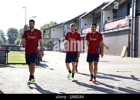 Amsterdam, pays-Bas. 6 septembre 2022, AMSTERDAM - (lr) Florian Grillitsch d'Ajax, Kenneth Taylor d'Ajax, Dusan Tadic d'Ajax lors de la séance d'entraînement précédant le match de la Ligue des champions entre Ajax Amsterdam et le FC des Rangers au complexe sportif de Toekomst sur 6 septembre 2022 à Amsterdam, pays-Bas. ANP MAURICE VAN STEEN Banque D'Images