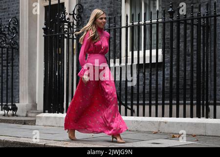 L'épouse du Premier ministre sortant Boris Johnson descend en bas de Downing Street, Londres, alors que M. Johnson fait un discours avant de partir pour Balmoral pour un public avec la reine Elizabeth II pour démissionner officiellement en tant que Premier ministre. Date de la photo: Mardi 6 septembre 2022. Banque D'Images