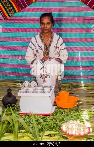 TANA, ETHIOPIE - 1 AVRIL 2019 : une jeune éthiopienne prépare une cérémonie de café dans la péninsule de Zege, dans le lac de Tana, en Ethiopie Banque D'Images