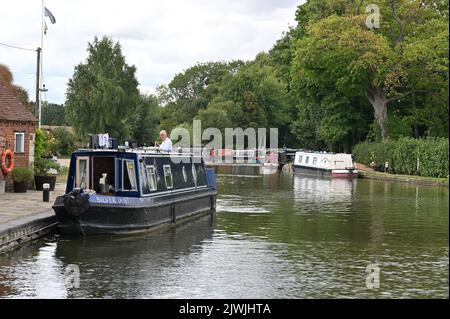 Des bateaux à rames sur le canal d'Oxford près du village de Thrupp, dans le nord du comté d'Oxfordshire Banque D'Images