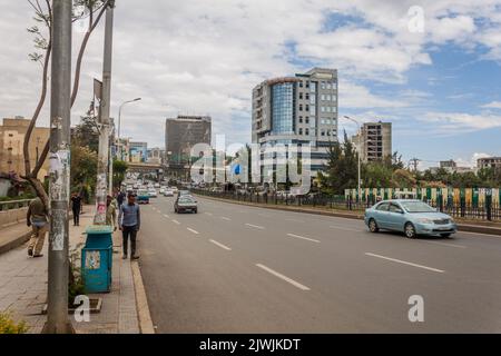 ADDIS-ABEBA, ÉTHIOPIE - 5 AVRIL 2019 : route dans les environs de Bole à Addis-Abeba, Éthiopie Banque D'Images