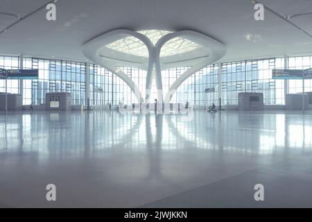 Hangzhou, Hangzhou, Chine. 6th septembre 2022. Sur 6 septembre 2022, le hall de départ du terminal T4 de l'aéroport international de Hangzhou Xiaoshan, qui sera mis en service. La troisième phase de l'aéroport international de Hangzhou Xiaoshan (terminal T4) commencera l'essai des vols intérieurs dans un avenir proche. Parmi eux, China Southern Airlines sera la première compagnie aérienne à être transférée au terminal T4, et les vols intérieurs de la compagnie seront transférés au nouveau terminal l'un après l'autre.le terminal T4 de l'aéroport international de Xiaoshan est un projet clé pour soutenir l'ASI de Hangzhou Banque D'Images