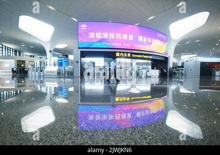 Hangzhou, Hangzhou, Chine. 6th septembre 2022. Sur 6 septembre 2022, le hall de départ du terminal T4 de l'aéroport international de Hangzhou Xiaoshan, qui sera mis en service. La troisième phase de l'aéroport international de Hangzhou Xiaoshan (terminal T4) commencera l'essai des vols intérieurs dans un avenir proche. Parmi eux, China Southern Airlines sera la première compagnie aérienne à être transférée au terminal T4, et les vols intérieurs de la compagnie seront transférés au nouveau terminal l'un après l'autre.le terminal T4 de l'aéroport international de Xiaoshan est un projet clé pour soutenir l'ASI de Hangzhou Banque D'Images