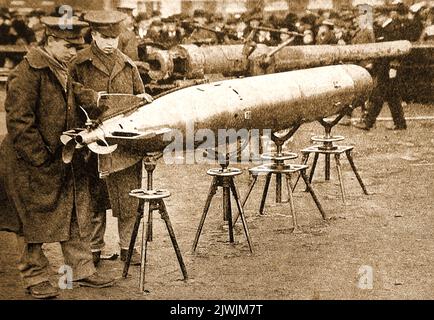 WWI - butin de guerre - l'armée britannique affiche une torpille du navire allemand SMS EMDEN (coulé par HMAS SYDNEY le 10 1914 novembre ) alors qu'elle attaquait un câble britannique et une station sans fil sur Direction Island (Cocos / Keeling Islands) --- certaines sources disent 14 novembre). ----- Erster Weltkrieg - Kriegsbeute - Die britische Armee zeigt einen Torpedo des deutschen Schiffes SMS EMDEN (am 10. Novembre 1914 von der HMAS SYDNEY versenkt), als sie eine britische Kabel- und Funkstation auf direction Island (Cocos / Keeling Islands) angriff --- Einige Quellen sagen den 14. Novembre). Banque D'Images