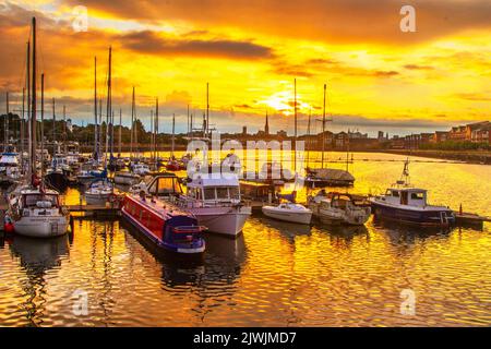 Preston, Lancashire. Météo Royaume-Uni 6 sept 2022. Automne lever du soleil sur les docks comme le ciel clair après une nuit de pluie lourde, et les orages. Un avertissement de tornade a été émis pour le Lancashire, car d'autres orages devraient se faire entendre. L'Organisation de recherche sur les tornades et les tempêtes (TORRO) a publié l'alerte indiquant qu'il est possible d'utiliser des tornades isolées, ainsi que des « grosses grêle et des vents violents ». Crédit : MediaWorldImages/AlamyLiveNews Banque D'Images