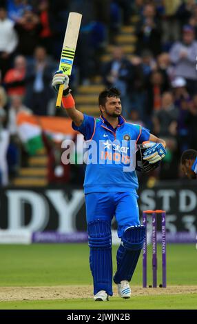 Photo du dossier datée du 27-08-2014 de l'Inde Suresh Raina célèbre son siècle. L'ancien batter indien Suresh Raina a annoncé sa retraite de toutes les formes de cricket. Date de publication : mardi 6 septembre 2022. Banque D'Images