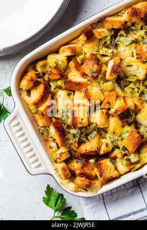 Farce traditionnelle de Thanksgiving, vue du dessus. Cocotte de pain avec céleri et persil. Banque D'Images