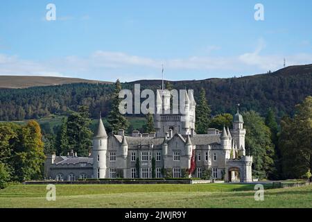 Photo de dossier datée du 01/10/21 d'une vue générale du château de Balmoral, qui est l'une des résidences de la famille royale, et où la reine Elizabeth II passe traditionnellement les mois d'été. On dit que la Reine n'est jamais plus heureuse que lorsqu'elle reste sur son bien-aimé domaine Balmoral. Le château de Balmoral, sa maison écossaise privée dans l'Aberdeenshire, lui a été remis à travers des générations de royales après avoir été achetée pour la reine Victoria par le prince Albert en 1852. Victoria a décrit Balmoral comme son 'ciel sur Terre', et c'est là qu'elle a cherché le réconfort après la mort d'Albert. Le château en pierre grise tourré b Banque D'Images