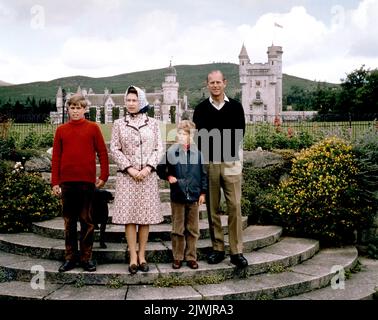 Photo du dossier datée du 01/09/72 de la Reine et duc d'Édimbourg avec deux de leurs enfants, le prince Andrew (à droite) et le prince Edward, à Balmoral. On dit que la Reine n'est jamais plus heureuse que lorsqu'elle reste sur son bien-aimé domaine Balmoral. Le château de Balmoral, sa maison écossaise privée dans l'Aberdeenshire, lui a été remis à travers des générations de royales après avoir été achetée pour la reine Victoria par le prince Albert en 1852. Victoria a décrit Balmoral comme son 'ciel sur Terre', et c'est là qu'elle a cherché le réconfort après la mort d'Albert. Le château en pierre grise à tourelles, au bord de la rivière Dee, est entouré de sapins Banque D'Images