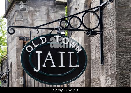 Panneau pour l'attraction touristique Old Town Jail à Stirling, en Écosse. Banque D'Images