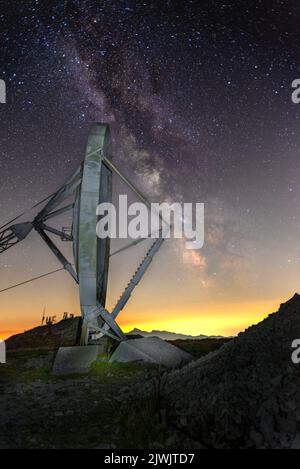 Italie. Septembre 2022. Photographie de notre galaxie la voie lactée, avec les gigantesques paraboles de l'ancienne base de l'otan située sur le mont Giogo Banque D'Images