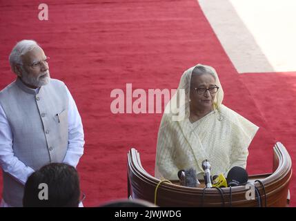 New Delhi, Inde. 05th septembre 2022. Le Premier ministre Narendra Modi et son homologue bangladais, Sheikh Hasina, lors d'une réception cérémonielle sur la piste de Rashtrapati Bhawan. Le Premier ministre Hasina est en visite de quatre jours en Inde et signera probablement des pactes sur le partage de l'eau, la défense et la coopération mutuelle. (Photo de Sondeep Shankar/Pacific Press) Credit: Pacific Press Media production Corp./Alay Live News Banque D'Images