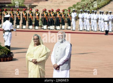 New Delhi, Inde. 05th septembre 2022. Le Premier ministre Narendra Modi et son homologue bangladais, Sheikh Hasina, lors d'une réception cérémonielle sur la piste de Rashtrapati Bhawan. Le Premier ministre Hasina est en visite de quatre jours en Inde et signera probablement des pactes sur le partage de l'eau, la défense et la coopération mutuelle. (Photo de Sondeep Shankar/Pacific Press) Credit: Pacific Press Media production Corp./Alay Live News Banque D'Images