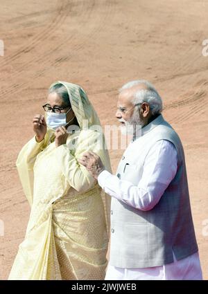 New Delhi, Inde. 05th septembre 2022. Le Premier ministre Narendra Modi et son homologue bangladais, Sheikh Hasina, portent un masque facial lors d'une réception de cérémonie sur la piste de Rashtrapati Bhawan. Le Premier ministre Hasina est en visite de quatre jours en Inde et signera probablement des pactes sur le partage de l'eau, la défense et la coopération mutuelle. (Photo de Sondeep Shankar/Pacific Press) Credit: Pacific Press Media production Corp./Alay Live News Banque D'Images