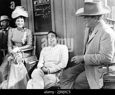 MAUREEN O'HARA Directrice ANDREW V. McLAGLEN et JOHN WAYNE sur place Candid en Arizona pendant le tournage de McLINTOCK ! 1963 réalisateur ANDREW V. McLAGLEN scénario original James Edward Grant Batjac Productions / United Artists Banque D'Images