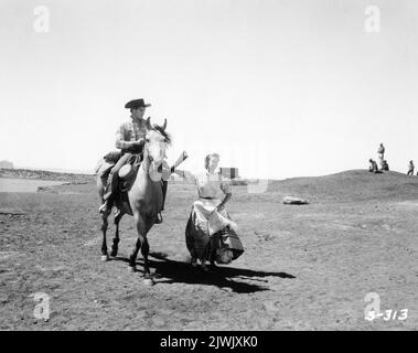 JEFFREY HUNTER et VERA MILES sur le terrain de jeu Candid pendant le tournage des CHERCHEURS 1956 réalisateur JOHN FORD roman Alan le May musique Max Steiner C.V. Whitney Pictures / Warner Bros. Banque D'Images