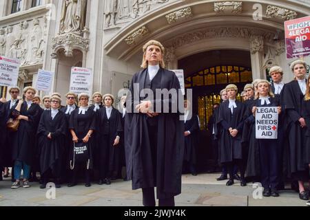 Londres, Royaume-Uni. 6th septembre 2022. Le nouveau président de l'Association du Barreau criminel, Kirsty Brimelow QC, prononce un discours. Les avocats criminels se sont rassemblés devant la Cour suprême pour entamer leur grève illimitée sur les salaires et les réductions de l'aide judiciaire. Credit: Vuk Valcic/Alamy Live News Banque D'Images