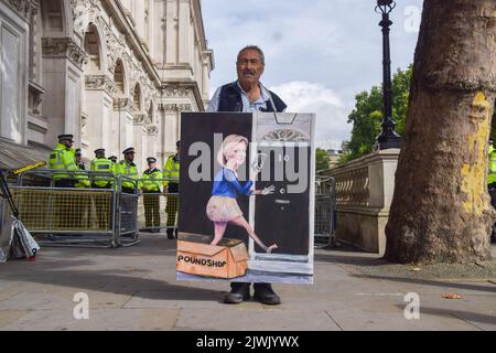 Londres, Royaume-Uni. 6th septembre 2022. L'artiste Kaya Mar, connu pour ses représentations satiriques des politiciens, accueille Liz Truss avec un nouveau tableau à l'extérieur de Downing Street. Credit: Vuk Valcic/Alamy Live News Banque D'Images